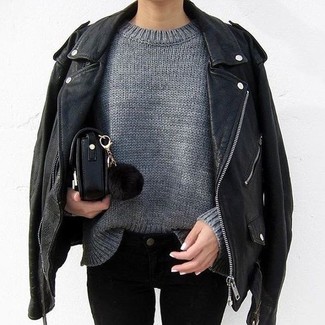 Come indossare e abbinare una pochette nera quando fa freddo: Combina una giacca da moto in pelle nera con una pochette nera per un outfit rilassato ma alla moda.