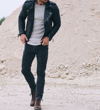 Come indossare e abbinare un maglione girocollo grigio con jeans aderenti neri quando fa caldo: Opta per il comfort in un maglione girocollo grigio e jeans aderenti neri. Opta per un paio di stivali casual in pelle marrone scuro per un tocco virile.