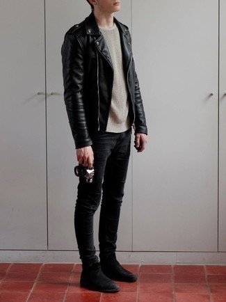 Quale jeans aderenti indossare con stivali chelsea neri: Per un outfit della massima comodità, mostra il tuo stile in una giacca da moto in pelle nera con jeans aderenti. Opta per un paio di stivali chelsea neri per mettere in mostra il tuo gusto per le scarpe di alta moda.