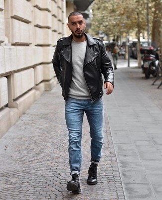Look alla moda per uomo: Giacca da moto in pelle nera, Maglione girocollo grigio, Jeans azzurri, Stivali casual in pelle neri
