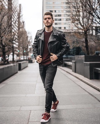 Come indossare e abbinare una giacca da moto per un uomo di 30 anni: Scegli un outfit composto da una giacca da moto e jeans grigio scuro per un look raffinato per il tempo libero. Sneakers basse di tela marroni sono una eccellente scelta per completare il look.