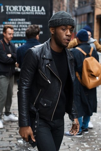 Come indossare e abbinare una berretto grigia per un uomo di 30 anni quando fa caldo: Indossa una giacca da moto in pelle nera con una berretto grigia per un'atmosfera casual-cool.