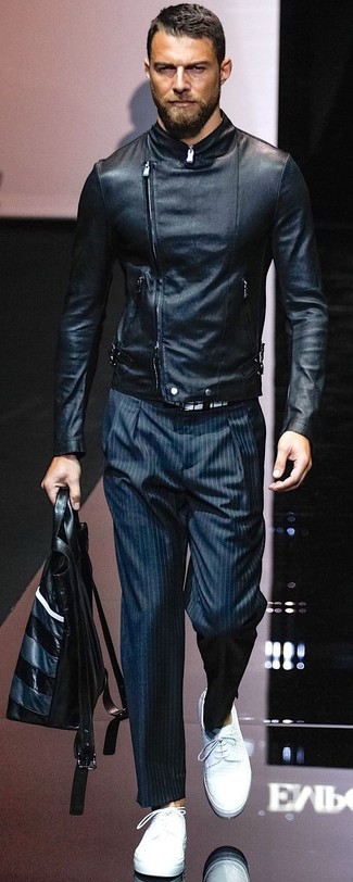 Look alla moda per uomo: Giacca da moto in pelle nera, Pantaloni eleganti a righe verticali blu scuro, Scarpe derby in pelle bianche, Borsa shopping in pelle nera