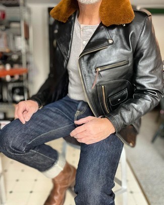 Come indossare e abbinare jeans blu con una giacca in pelle nera: Indossa una giacca in pelle nera con jeans blu per un look spensierato e alla moda. Perché non aggiungere un paio di stivali chelsea in pelle marroni per un tocco di stile in più?