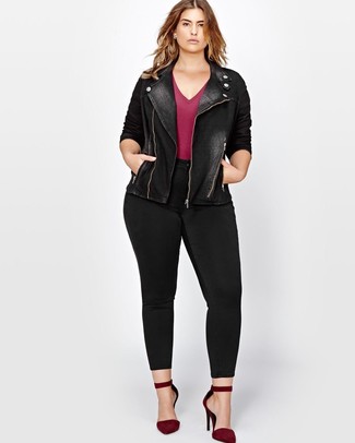 Trend da donna 2021: Potresti indossare una giacca da moto di jeans nera e jeans aderenti neri per un look raffinato per il tempo libero. Décolleté in pelle scamosciata bordeaux sono una valida scelta per completare il look.
