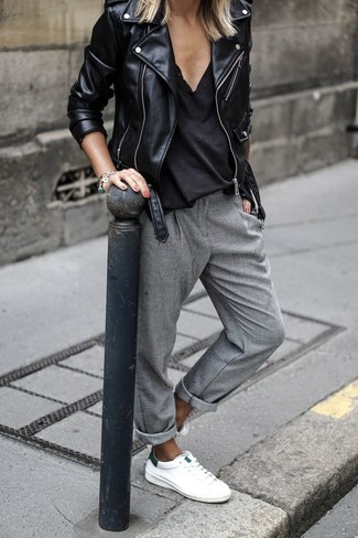 Come indossare e abbinare una giacca da moto in pelle nera: Mostra il tuo stile in una giacca da moto in pelle nera con pantaloni stretti in fondo grigi per un look trendy e alla mano.