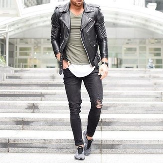 Come indossare e abbinare una giacca da moto con jeans per un uomo di 30 anni: Una giacca da moto e jeans sono un fantastico outfit da sfoggiare per il tuo guardaroba. Perché non aggiungere un paio di scarpe sportive grigie per un tocco più rilassato?