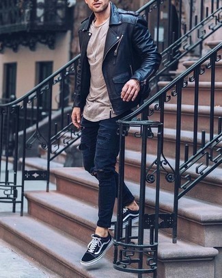 Come indossare e abbinare una giacca da moto in pelle nera con jeans blu scuro: Una giacca da moto in pelle nera e jeans blu scuro sono l'outfit perfetto per le giornate di relax. Sneakers basse di tela nere e bianche sono una interessante scelta per completare il look.