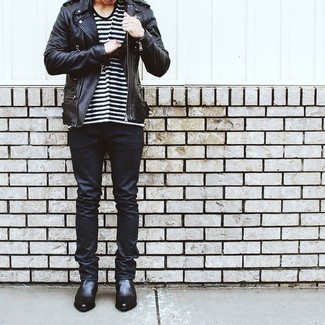 Come indossare e abbinare jeans in pelle neri: Metti una giacca da moto in pelle nera e jeans in pelle neri per un look semplice, da indossare ogni giorno. Scegli un paio di stivali chelsea in pelle neri per un tocco virile.