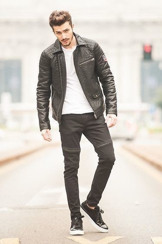 Come indossare e abbinare una giacca da moto in pelle nera con jeans neri: Metti una giacca da moto in pelle nera e jeans neri per un look semplice, da indossare ogni giorno. Rifinisci questo look con un paio di sneakers basse in pelle nere.