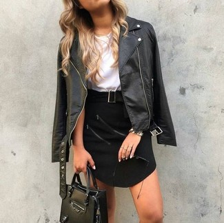 Come indossare e abbinare una borsa shopping in pelle nera: Abbina una giacca da moto in pelle nera con una borsa shopping in pelle nera per essere casual.