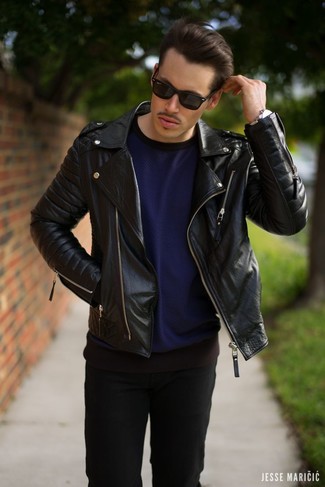 Quale giacca da moto indossare con una t-shirt girocollo blu scuro e bianca: Abbina una giacca da moto con una t-shirt girocollo blu scuro e bianca per un outfit comodo ma studiato con cura.