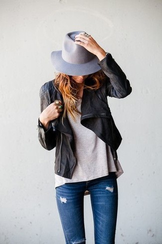 Come indossare e abbinare un borsalino per una donna di 30 anni quando fa freddo in modo rilassato: Abbina una giacca da moto in pelle nera con un borsalino per un look trendy e alla mano.