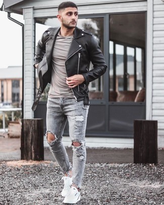 Come indossare e abbinare jeans grigi con sneakers basse di tela bianche per un uomo di 20 anni: Per un outfit della massima comodità, vestiti con una giacca da moto in pelle nera e jeans grigi. Sneakers basse di tela bianche sono una buona scelta per completare il look.