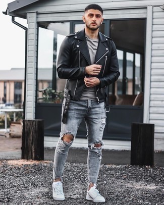 Come indossare e abbinare jeans grigi con sneakers basse bianche quando fa caldo in modo rilassato: Indossa una giacca da moto in pelle nera e jeans grigi per un'atmosfera casual-cool. Sneakers basse bianche sono una buona scelta per completare il look.