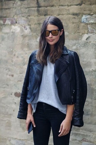 Come indossare e abbinare occhiali da sole senapi quando fa freddo: Combina una giacca da moto in pelle nera con occhiali da sole senapi per un'atmosfera casual-cool.