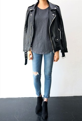 Quale jeans indossare con una t-shirt girocollo grigia per una donna di 30 anni: Coniuga una t-shirt girocollo grigia con jeans per un look facile da indossare. Stivaletti in pelle scamosciata neri sono una buona scelta per completare il look.