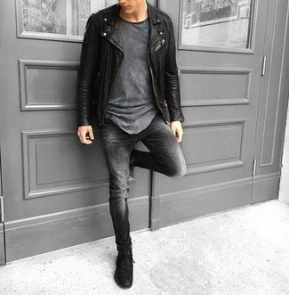 Come indossare e abbinare jeans grigio scuro con scarpe sportive nere in modo casual: Combina una giacca da moto in pelle nera con jeans grigio scuro per un outfit comodo ma studiato con cura. Scarpe sportive nere aggiungono un tocco particolare a un look altrimenti classico.