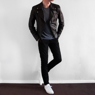 Look alla moda per uomo: Giacca da moto in pelle nera, T-shirt girocollo grigio scuro, Chino neri, Sneakers basse in pelle bianche