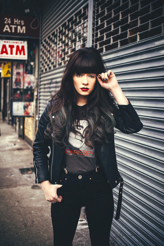 Look alla moda per donna: Giacca da moto in pelle nera, T-shirt girocollo stampata grigio scuro, Jeans aderenti neri, Bretelle neri
