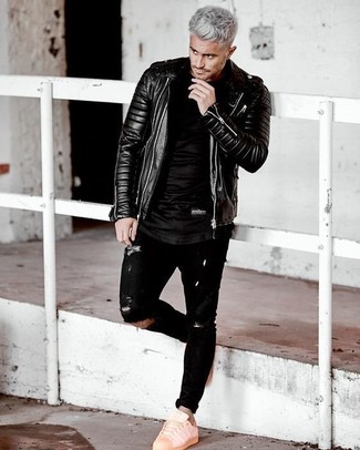 Come indossare e abbinare una giacca da moto in pelle nera con jeans neri: Prova ad abbinare una giacca da moto in pelle nera con jeans neri per un look perfetto per il weekend. Sneakers basse rosa sono una valida scelta per completare il look.