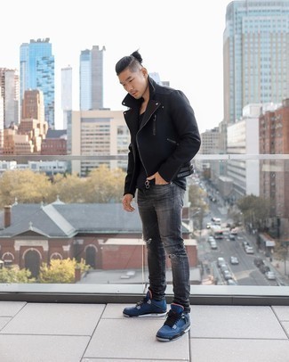 Come indossare e abbinare jeans grigio scuro in modo rilassato: Scegli una giacca da moto nera e jeans grigio scuro per una sensazione di semplicità e spensieratezza. Sneakers basse in pelle blu scuro sono una valida scelta per completare il look.