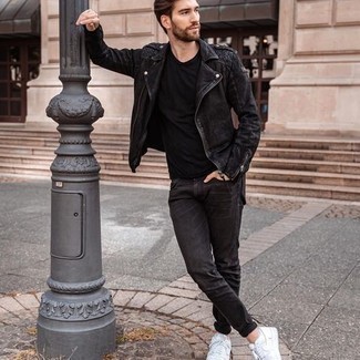 Quale giacca da moto indossare con sneakers basse bianche quando fa caldo: Vestiti con una giacca da moto e jeans neri per un look trendy e alla mano. Sneakers basse bianche sono una buona scelta per completare il look.