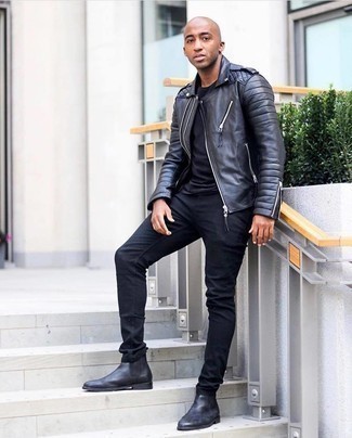 Come indossare e abbinare una giacca da moto nera: Potresti combinare una giacca da moto nera con jeans neri per affrontare con facilità la tua giornata. Mettiti un paio di stivali chelsea in pelle neri per mettere in mostra il tuo gusto per le scarpe di alta moda.