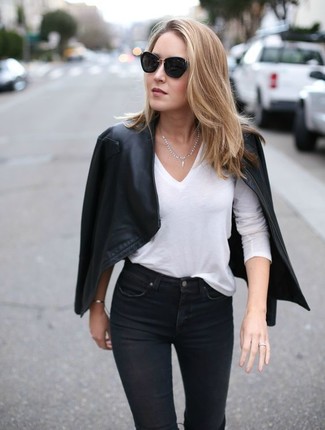 Look alla moda per donna: Giacca da moto in pelle nera, T-shirt manica lunga bianca, Jeans aderenti neri, Occhiali da sole neri