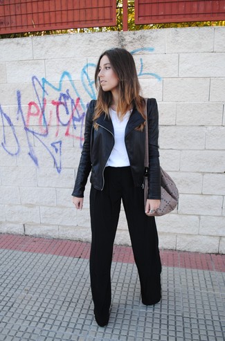 Quale giacca da moto indossare con pantaloni larghi neri quando fa caldo in modo smart-casual: Metti una giacca da moto e pantaloni larghi neri per un look spensierato e alla moda.
