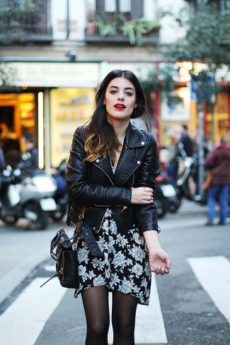 Come indossare e abbinare un vestito a fiori per una donna di 30 anni quando fa freddo: Coniuga un vestito a fiori con una giacca da moto in pelle nera per essere casual.