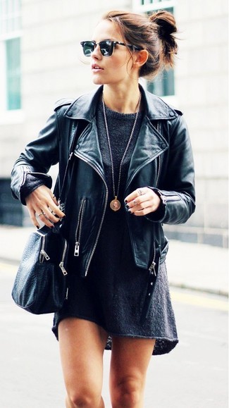 Come indossare e abbinare una giacca da moto nera per una donna di 30 anni: Coniuga una giacca da moto nera con un vestito di maglia grigio scuro per creare un look raffinato e glamour.