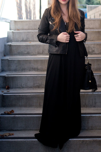 Come indossare e abbinare un abbigliamento da esterno in pelle: Abbina un abbigliamento da esterno in pelle con un vestito lungo nero per un semplice tocco di eleganza.