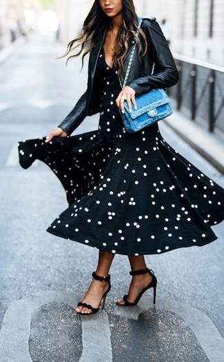 Come indossare e abbinare una cartella di jeans blu per una donna di 20 anni: Vestiti con una giacca da moto in pelle nera e una cartella di jeans blu per un outfit inaspettato. Sandali con tacco in pelle neri sono una interessante scelta per completare il look.