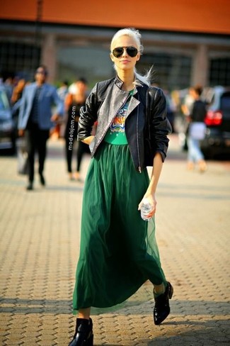 Look alla moda per donna: Giacca da moto in pelle nera, Vestito lungo di chiffon verde, Stivaletti in pelle neri, Occhiali da sole neri