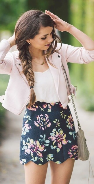 Come indossare e abbinare una gonna a fiori in modo casual: Potresti combinare una giacca da moto di lana rosa con una gonna a fiori per un fantastico look da sfoggiare nel weekend.