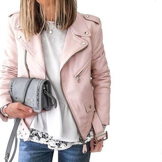 Come indossare e abbinare una borsa a tracolla in pelle argento quando fa freddo in modo smart-casual: Mostra il tuo stile in una giacca da moto in pelle rosa con una borsa a tracolla in pelle argento per un look perfetto per il weekend.