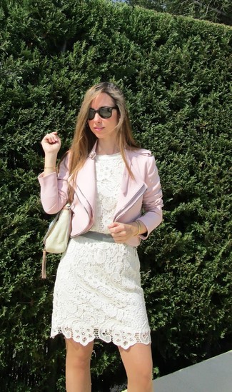 Come indossare e abbinare un vestito da cocktail bianco e nero per una donna di 30 anni in modo smart-casual: Prova a combinare un vestito da cocktail bianco e nero con una giacca da moto rosa per un look semplice, da indossare ogni giorno.