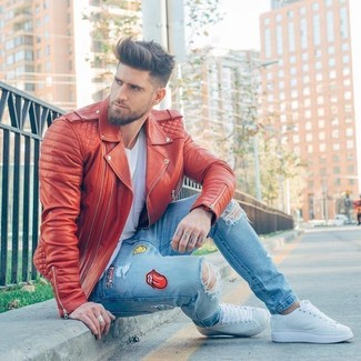 Quale jeans indossare con sneakers basse bianche per un uomo di 20 anni quando fa freddo: Potresti abbinare una giacca da moto in pelle rossa con jeans per una sensazione di semplicità e spensieratezza. Sneakers basse bianche sono una interessante scelta per completare il look.