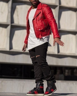 Quale giacca da moto indossare con sneakers alte rosse quando fa caldo: Per un outfit della massima comodità, punta su una giacca da moto e jeans strappati neri. Sneakers alte rosse sono una interessante scelta per completare il look.