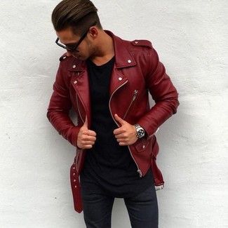 Come indossare e abbinare una giacca da moto in pelle rossa per un uomo di 30 anni: Opta per una giacca da moto in pelle rossa e jeans aderenti blu scuro per un'atmosfera casual-cool.