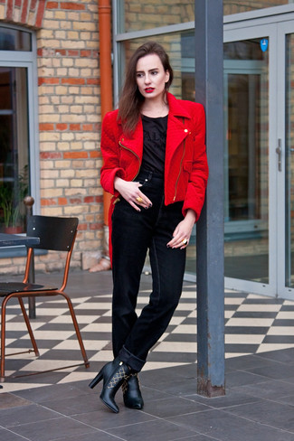 Come indossare e abbinare pantaloni di velluto: Punta su una giacca da moto rossa e pantaloni di velluto per un'atmosfera casual-cool. Stivaletti in pelle neri sono una splendida scelta per completare il look.
