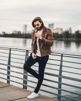 Quale jeans aderenti indossare con una giacca da moto marrone: Per un outfit della massima comodità, metti una giacca da moto marrone e jeans aderenti. Ti senti creativo? Completa il tuo outfit con un paio di sneakers basse di tela bianche.