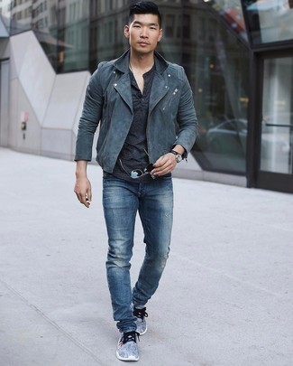 Come indossare e abbinare jeans blu quando fa caldo in modo rilassato: Scegli un outfit rilassato in una giacca da moto in pelle scamosciata grigio scuro e jeans blu. Per un look più rilassato, calza un paio di scarpe sportive grigie.