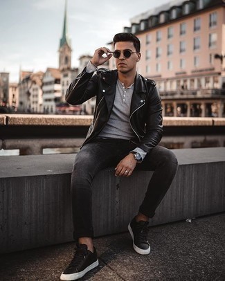 Quale giacca da moto indossare con jeans aderenti grigio scuro per un uomo di 20 anni: Mostra il tuo stile in una giacca da moto con jeans aderenti grigio scuro per un'atmosfera casual-cool. Abbellisci questo completo con un paio di sneakers basse in pelle nere.