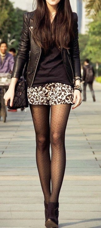 Come indossare e abbinare una gonna leopardata per una donna di 30 anni: Indossa una giacca da moto in pelle nera e una gonna leopardata per un look facile da indossare. Stivaletti in pelle scamosciata neri sono una splendida scelta per completare il look.