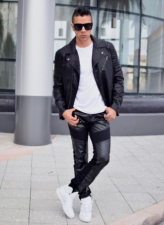 Quale giacca da moto indossare con chino neri: Coniuga una giacca da moto con chino neri per un look spensierato e alla moda. Perché non aggiungere un paio di sneakers alte bianche per un tocco più rilassato?