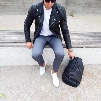 Quale giacca da moto indossare con chino grigio scuro quando fa caldo: Vestiti con una giacca da moto e chino grigio scuro per un fantastico look da sfoggiare nel weekend. Questo outfit si abbina perfettamente a un paio di sneakers basse bianche.