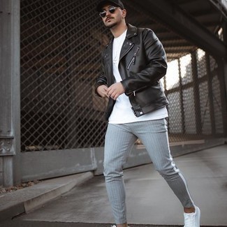 Quale giacca da moto indossare con sneakers basse bianche in modo casual: Abbina una giacca da moto con chino a righe verticali grigi per un look semplice, da indossare ogni giorno. Completa questo look con un paio di sneakers basse bianche.