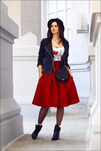 Look alla moda per donna: Giacca da moto in pelle scamosciata nera, T-shirt girocollo stampata bianca e rossa, Gonna a ruota rossa, Stivaletti in pelle neri